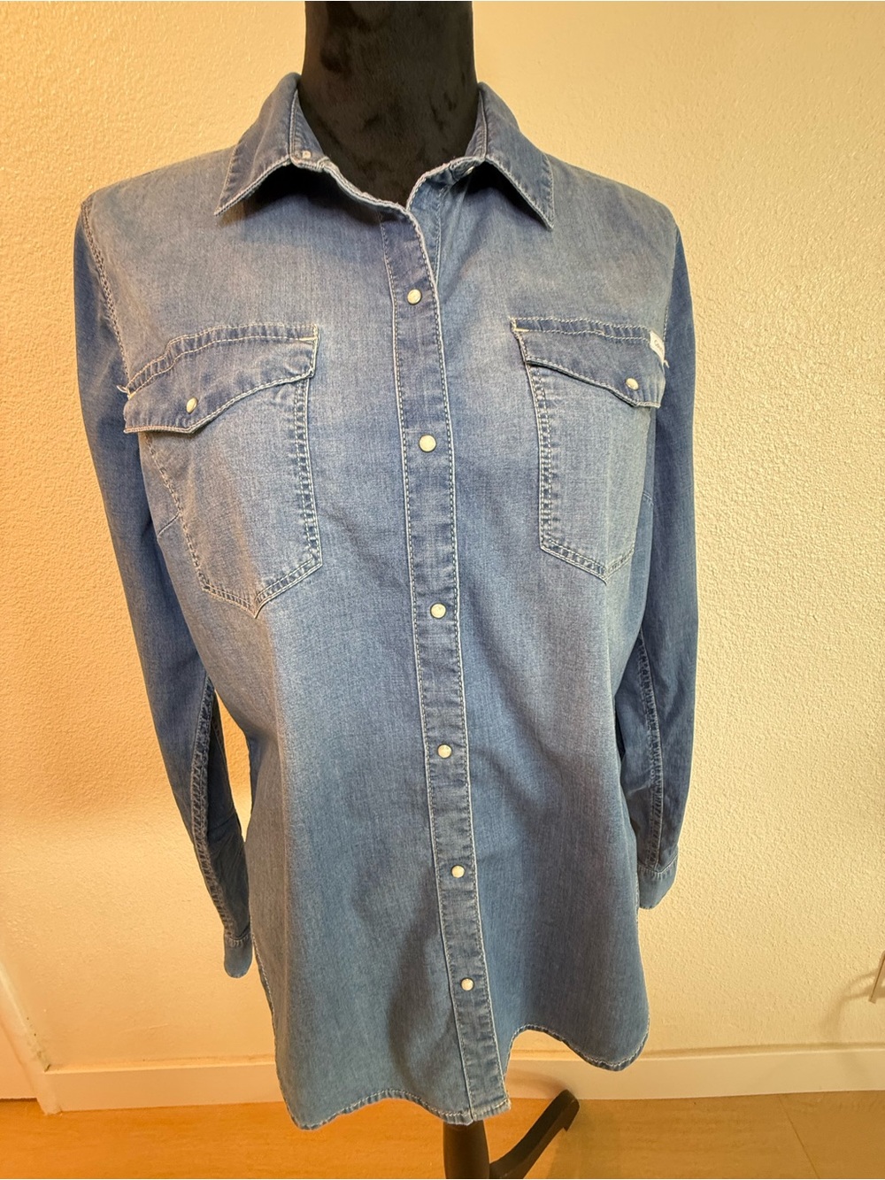 Calvin Klein Jeans Chambray Button Down Shirt Women’s Large Snap Front Denim Top